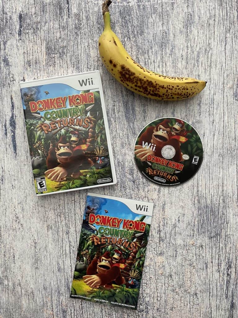 Donkey Kong Country Returns Wii case, disc, manual, and banana